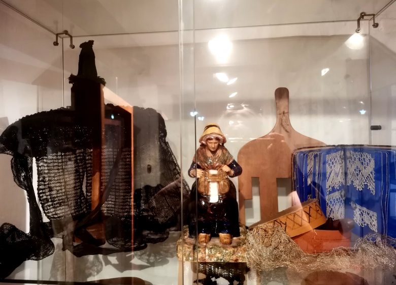 Musee de la Coiffe, Costumes et Traditions