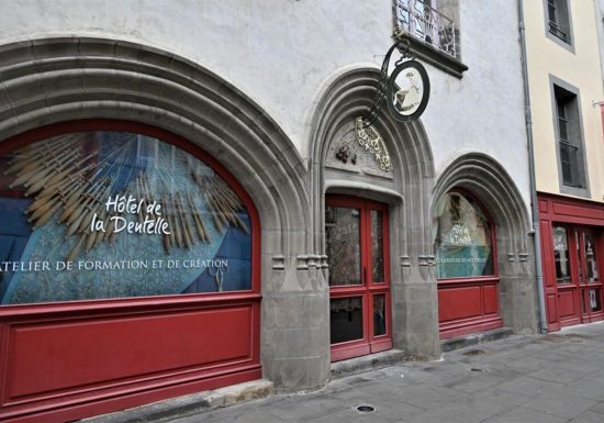 40 ans de dentelle aux fuseaux Un patrimoine altiligérien séculaire, un savoir-faire vivant.